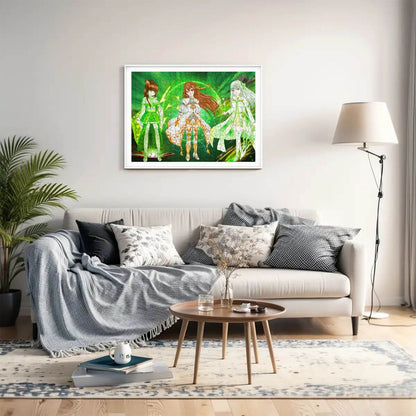 Wohngestaltung mit einem eingerahmten Kunstwerk von drei Figuren in grüner Kleidung, entspannender Raum mit Sofa und Pflanzen.