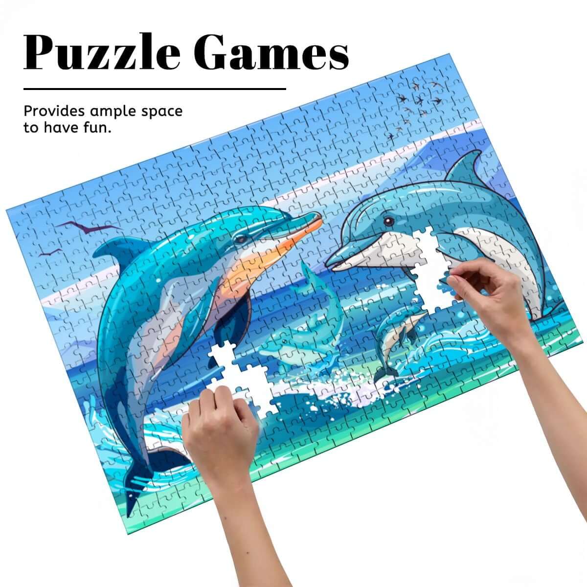 500-teiliges Holzpuzzle (horizontal) mit Delfinen im Wasser, Puzzlestücke werden eingesetzt.