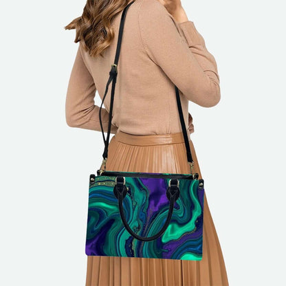 Frau mit PU-Tragetasche für Damen mit buntem Muster, ideal für stilvolles Tragen. Details für PU-Tragetasche für Damen ansehen.