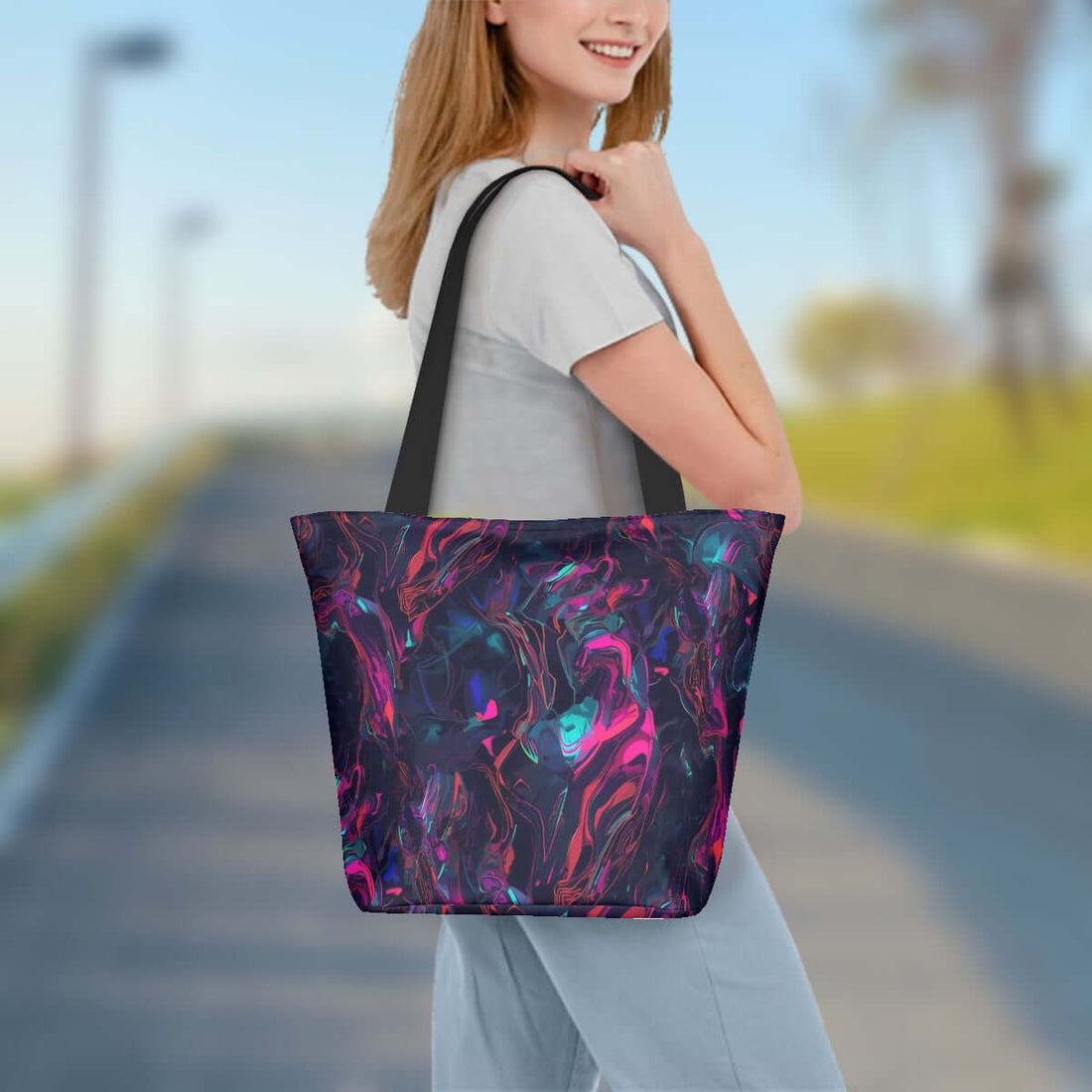Frau trägt bunte Schultertasche zum Einkaufen aus Polyester, 11"x7"x13", auf Straße. Modeaccessoire für Damen.