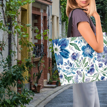 Frau mit Große Schultertasche für Damen aus Polyester, floral bedruckt, auf einer Straße