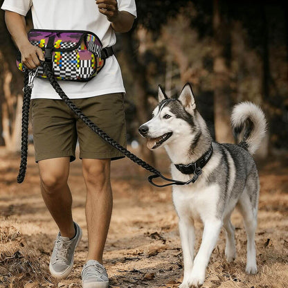 Gürteltasche für das Outdoor-Training von Haustieren, während ein Hund an der Leine spazieren geht.