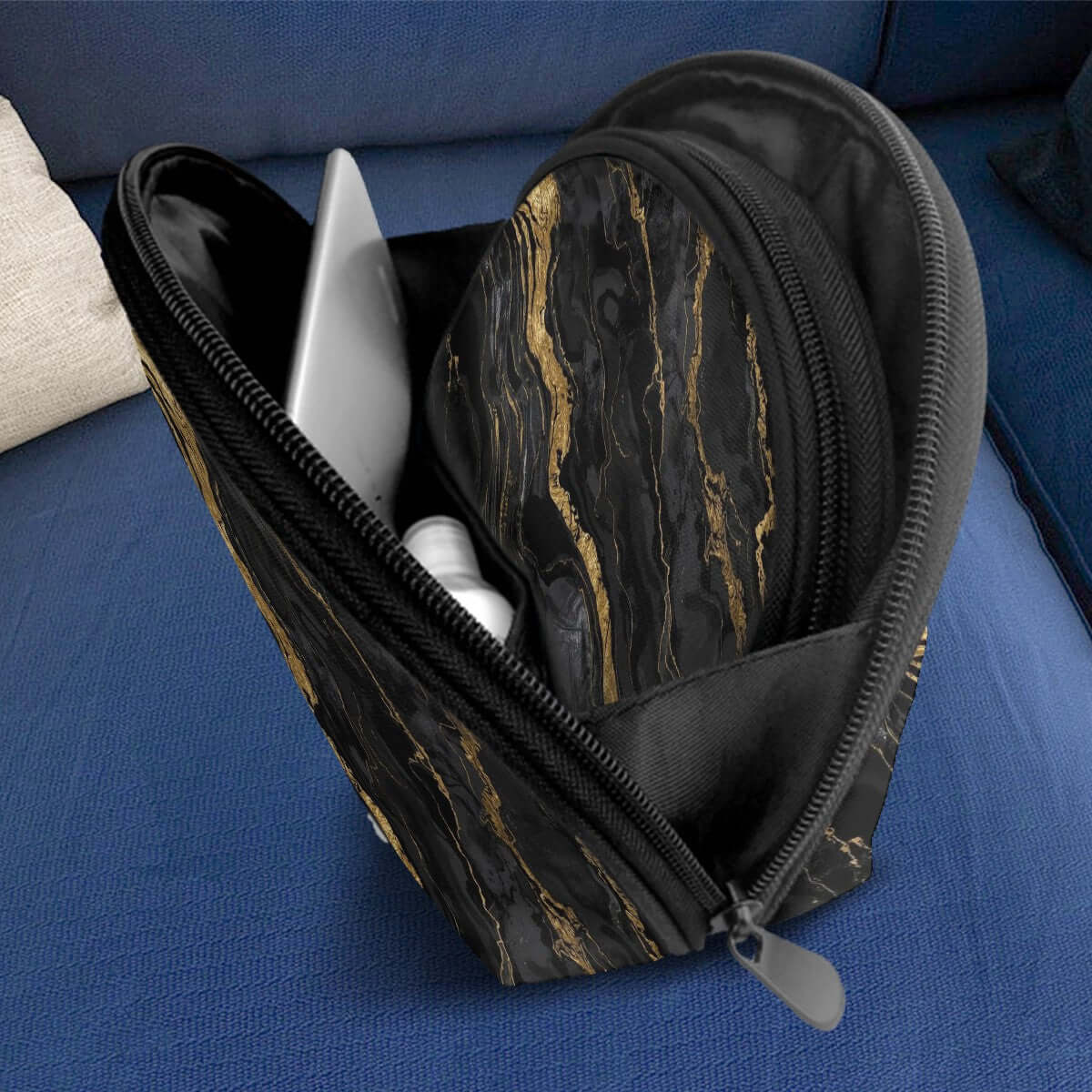 Aufbewahrungsbeutel-Set (2 Stück) aus Polyester mit schwarzen und goldenen Akzenten, geöffneter Reißverschluss auf blauem Sofa.