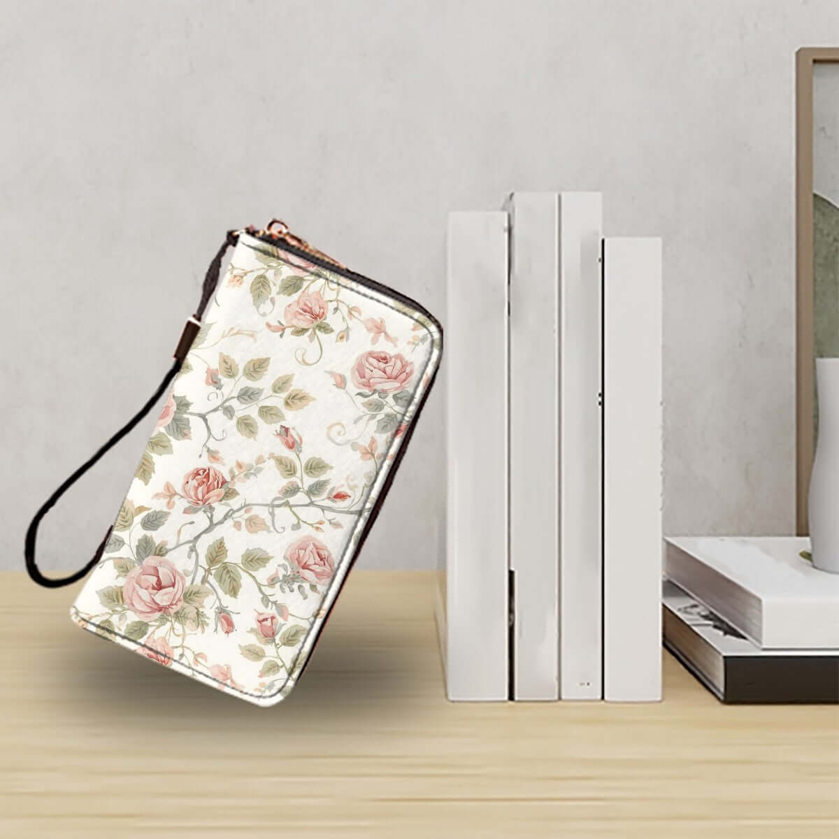 Clutch-Geldbörse für Damen - Stilvolle PU-Wallets mit floralem Design, aus hochwertigem PU, auf einem Tisch vor Büchern