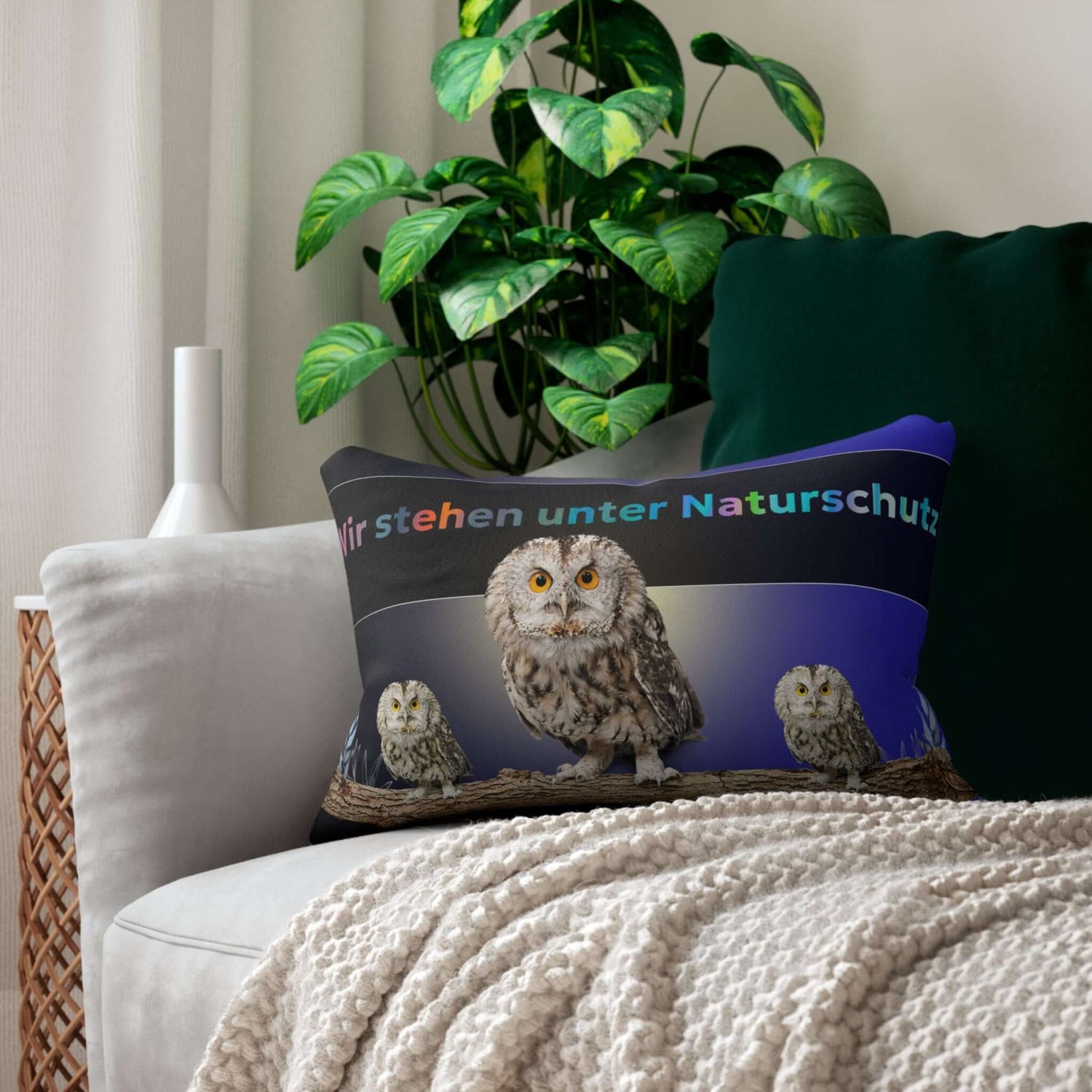 Lendenkissen – Akzentkissen Eulenmotiv mit Eulendesign und Naturschutz-Schriftzug auf Sofa in Leseecke, 20×14 Zoll.