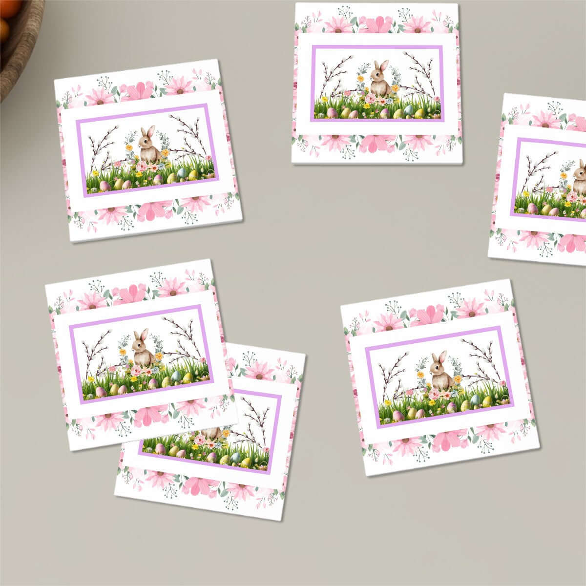 Quadratische Keramikuntersetzer, 6 Stück mit Blumen- und Hasendesign auf hellgrauem Hintergrund, einseitiger UV-Druck.