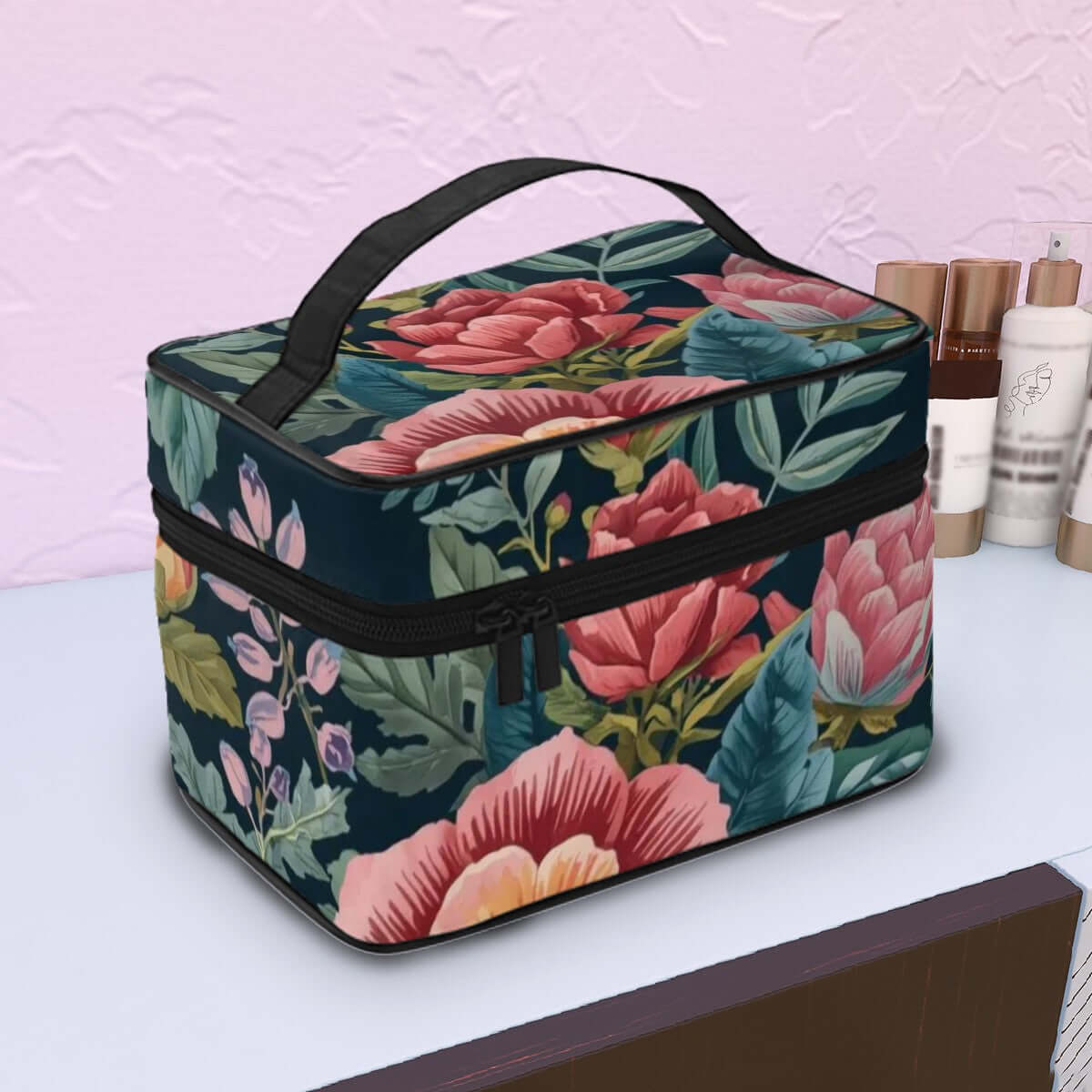 Blumige Tragbare Reise-Kosmetiktasche aus Polyester mit Reißverschluss auf einer Kommode. Große Kapazität und stilvolles Design.