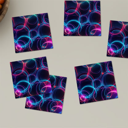 Quadratische Keramikuntersetzer, 6 Stück, mit buntem Kreisdesign auf Tisch angeordnet