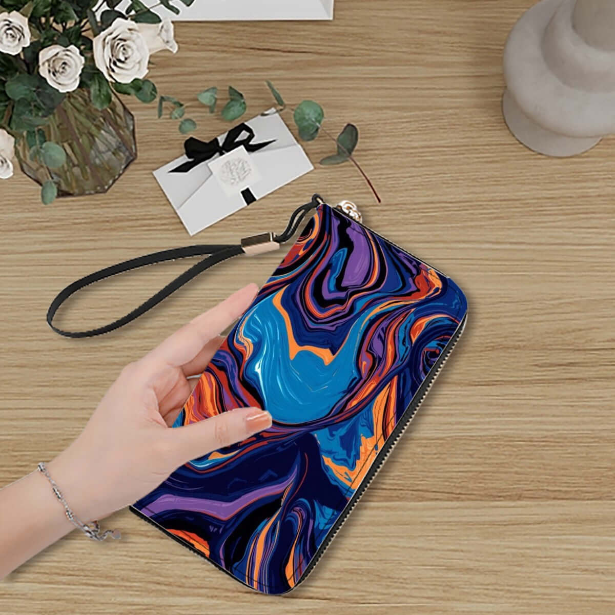 Clutch-Geldbörse für Damen aus PU-Leder mit UV-Druck, mehrfarbiges, faszinierendes Design auf einem Tisch mit Blumen und Geschenkbox.