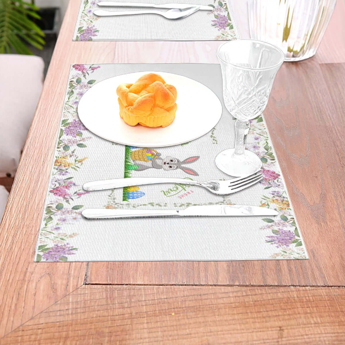 Tischset aus gewebtem PVC auf Holztisch, mit Teller, Besteck und Glas — ansehen Details für Tischset aus gewebtem PVC