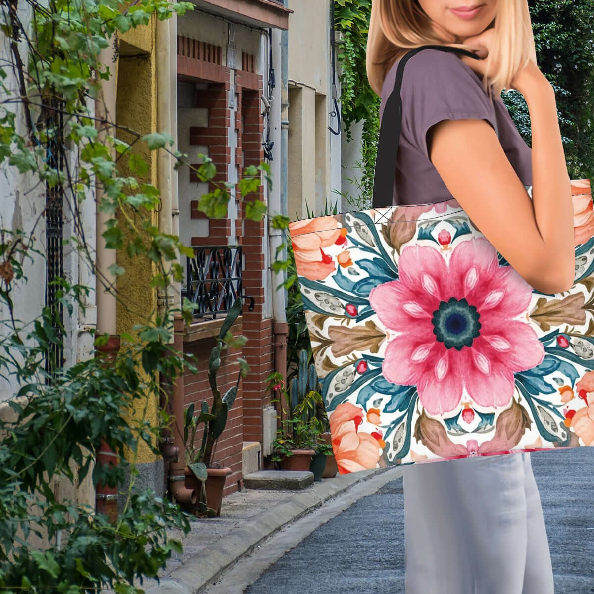 Dame trägt große Schultertasche für Damen mit floralem Design im Freien