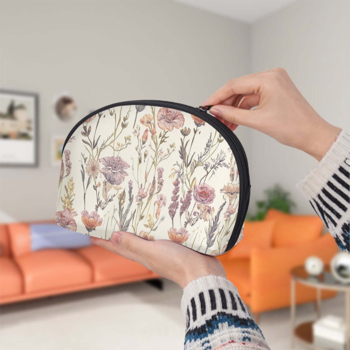 Aufbewahrungsbeutel-Set (2 Stück) aus Polyester mit Blumendesign, zeigt große Beutelgröße von 9,0"x3,5"x6,0", Reißverschluss geöffnet.