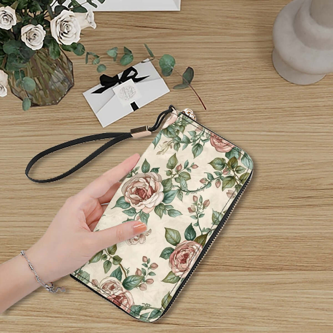 Clutch-Geldbörse für Damen - Stilvoll &amp; Praktisch, floral print, high-quality PU, with roomy capacity and multiple card slots