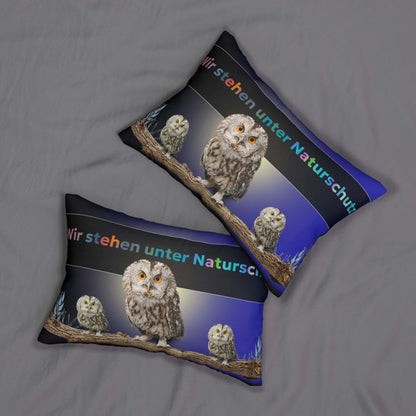 Lendenkissen – Akzentkissen Eulenmotiv mit Eulen auf einem Ast und Schriftzug "Wir stehen unter Naturschutz" auf nachtblauem Hintergrund.