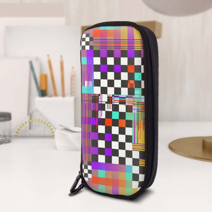 Vertikales Federmäppchen aus Leder mit Klappdeckel, bunt gemustert auf Schreibtisch mit Utensilien.