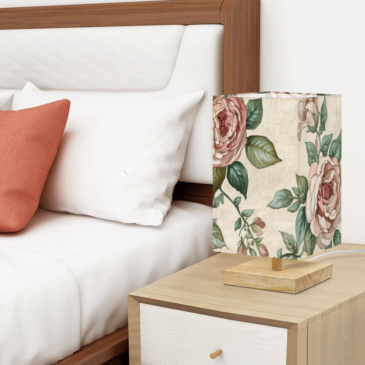 Quadratische Tischlampe aus Leinen und Gummiholz auf Nachttisch, floral bedruckter Lampenschirm, gemütliches Licht für Schlafzimmer