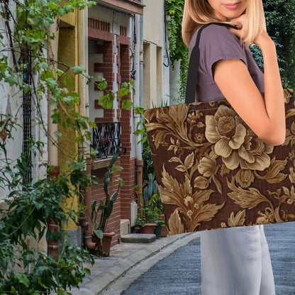 Große Schultertasche für Damen mit floralem Design auf einer Frau in einer städtischen Umgebung. Aus wasserabweisendem Polyester.