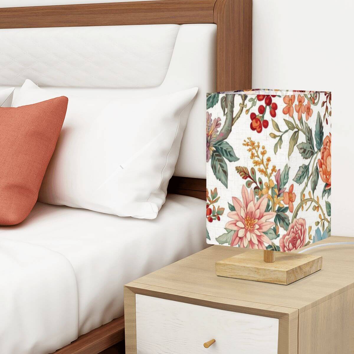 Quadratische Tischlampe aus Leinen und Gummiholz, floral bedruckt, auf Nachttisch im Schlafzimmer, 5,5"x5,5"x11,0".