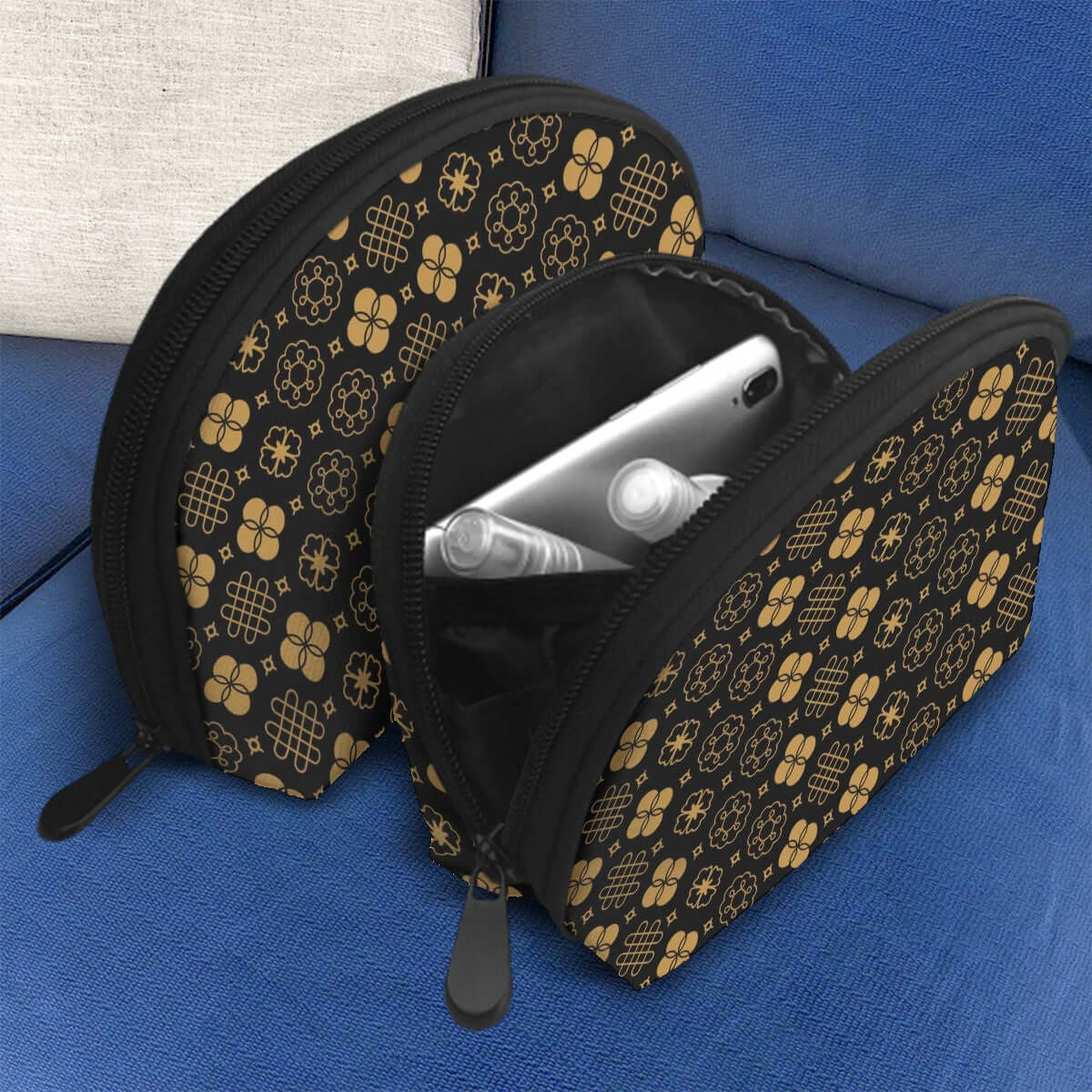 Aufbewahrungsbeutel-Set aus Polyester mit Sublimationsdruck und Reißverschluss, zeigt große und kleine Taschen auf blauem Sofa