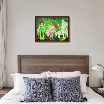 Drei stilisierte Figuren in grünen Outfits, gerahmt im Hintergrund über einem Bett mit dekorativen Kissen.