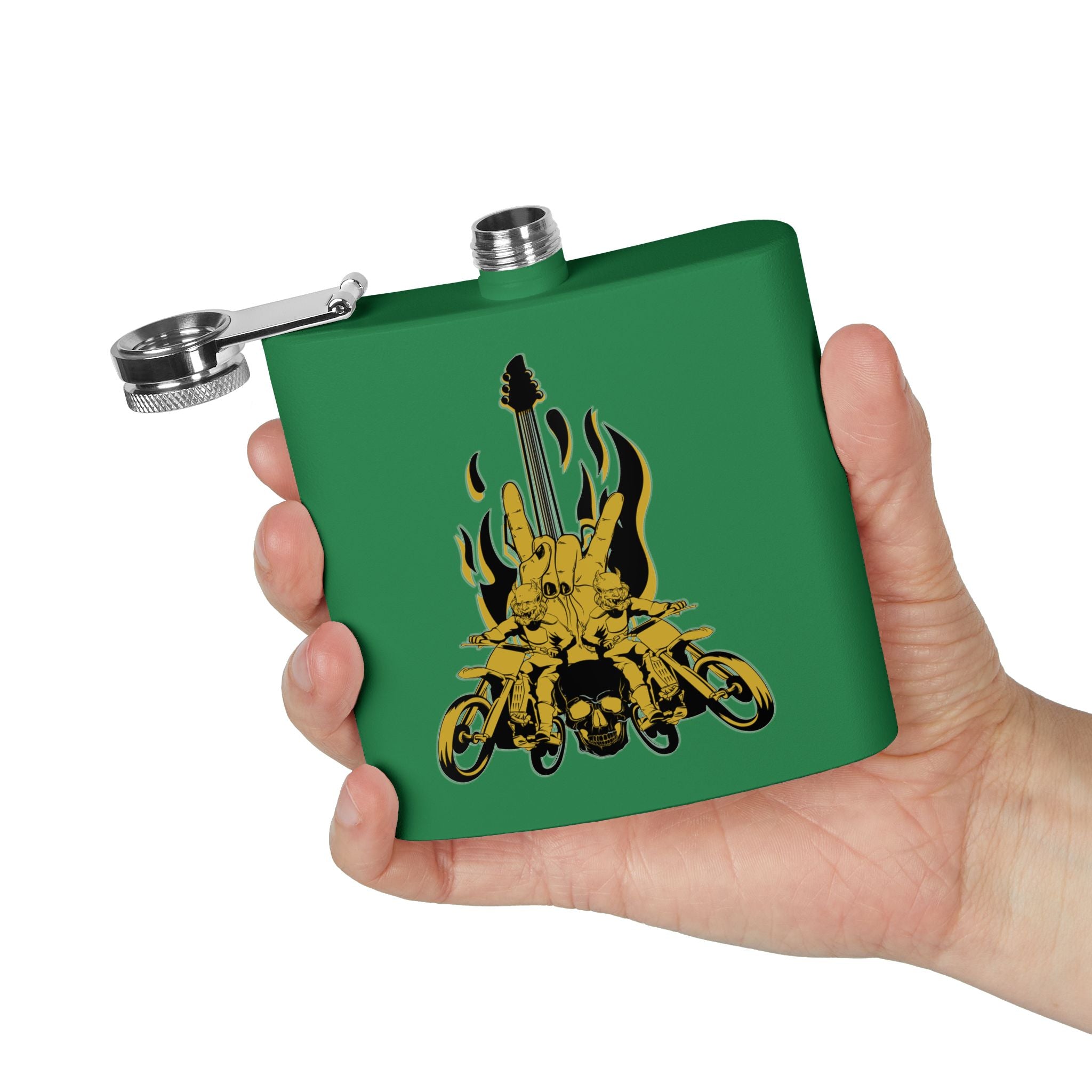 Edelstahl-Flachmann mit Rock 'n' Roll-Motiv Totenkopf- und Gitarren-Design   grün in der Hand