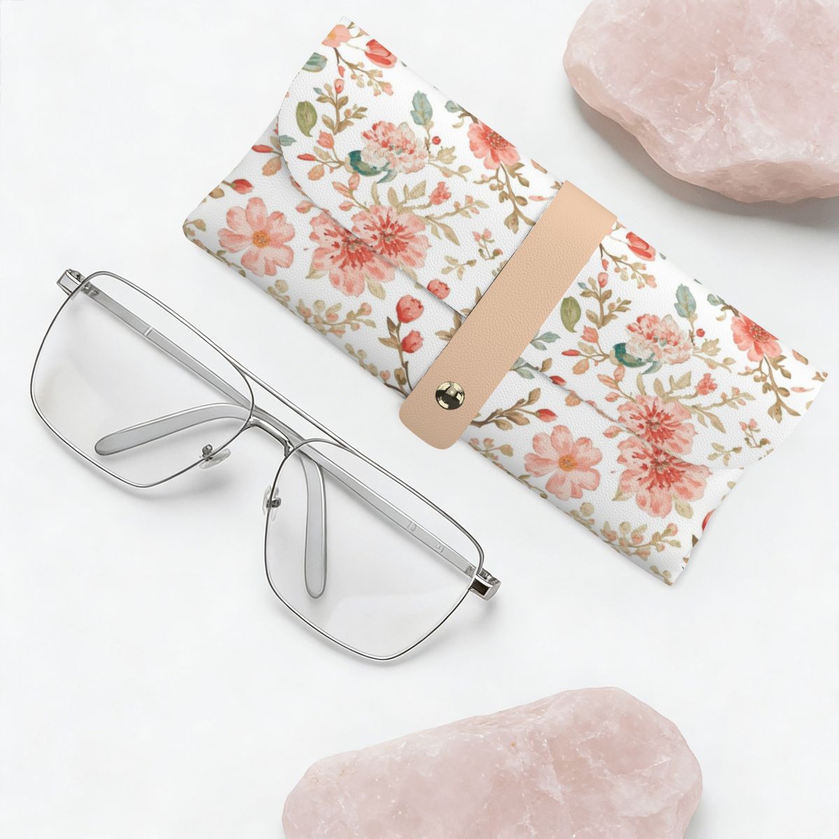 Brillenetui aus PU-Leder mit Blumenmuster, inklusive Brille, auf hellem Hintergrund, gepflegt und elegant für verschiedene Brillensorten.