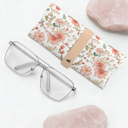 Brillenetui aus PU-Leder mit Blumenmuster, inklusive Brille, auf hellem Hintergrund, gepflegt und elegant für verschiedene Brillensorten.