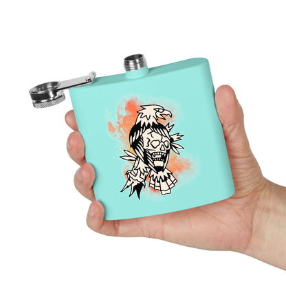 Edelstahl-Flachmann mit Totenkopf-Design in Hand gehalten, ideal für Outdoor und Abenteuer, 6 Unzen tragbar und stilvoll.