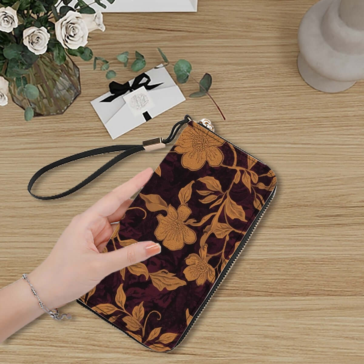 Clutch-Geldbörse für Damen mit Blumenmuster, aus hochwertigem PU, auf Tisch mit Dekorationen, große Kapazität, doppelseitiger UV-Druck.