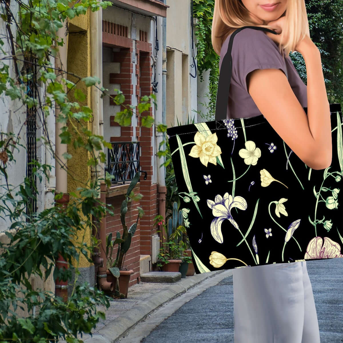 Frau trägt eine große Schultertasche für Damen aus 100 % Polyester mit floralem Muster, 19,7"x15,7"x5,9", in Straßenkulisse.