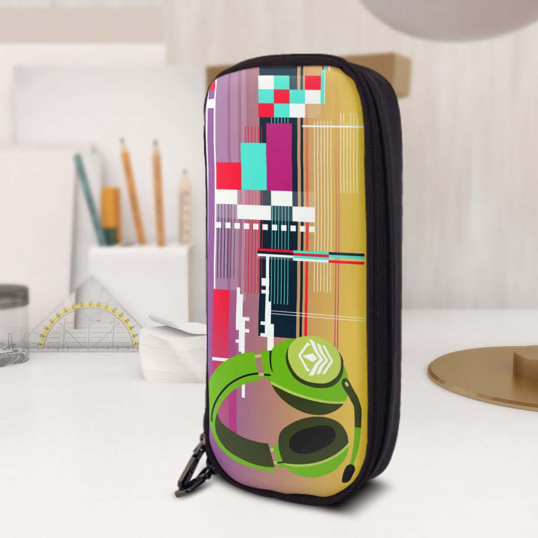 Vertikales Leder-Klappetui mit buntem Design und Kopfhörern, ideal für stylische Aufbewahrung und unterwegs.