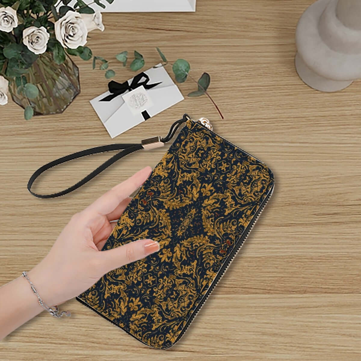 Clutch-Geldbörse für Damen aus PU mit floralem Design auf Tisch, handgehalten, doppelseitiger UV-Druck, hohe Kapazität.