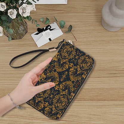 Clutch-Geldbörse für Damen aus PU mit floralem Design auf Tisch, handgehalten, doppelseitiger UV-Druck, hohe Kapazität.