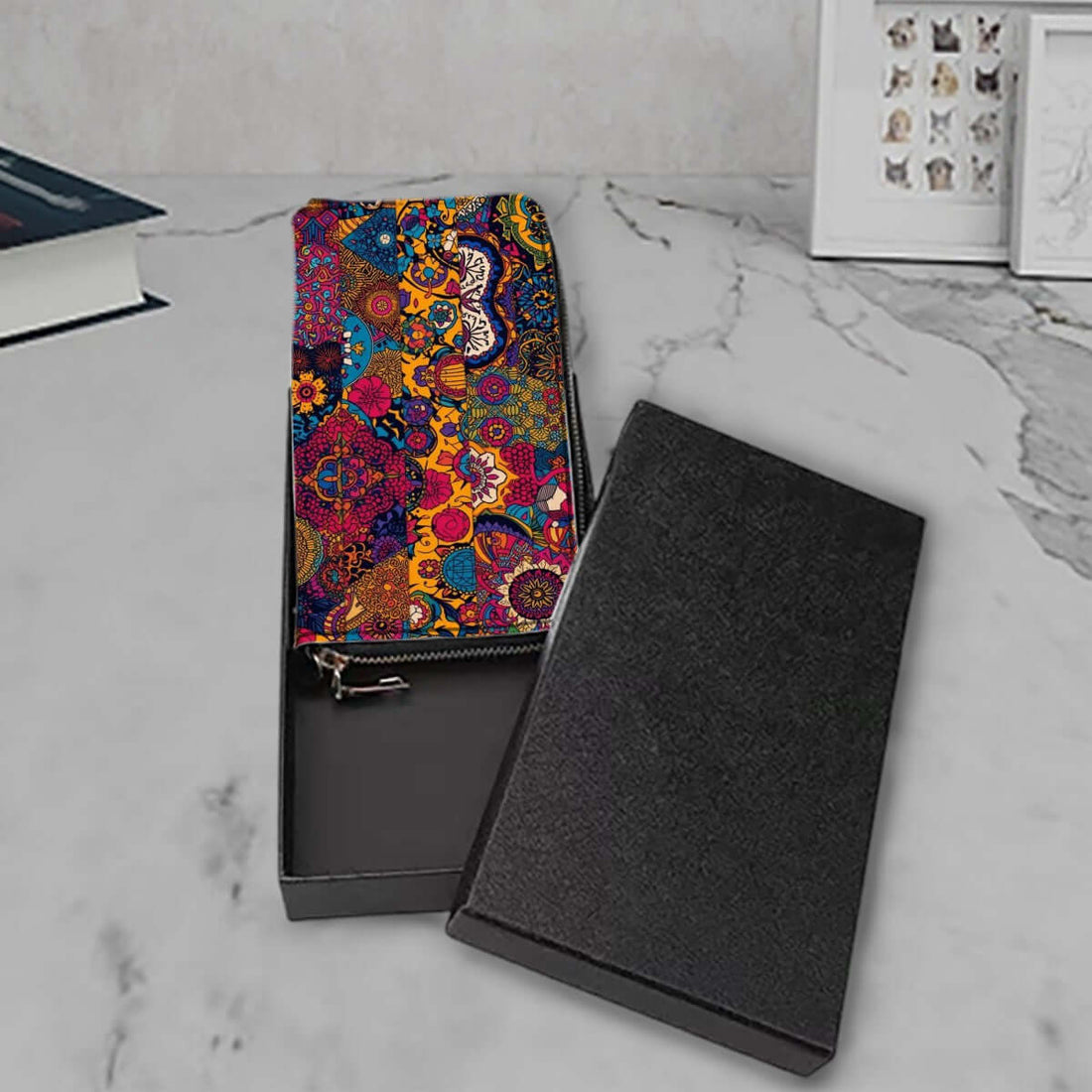 Clutch-Geldbörse für Damen aus PU mit farbenfrohem Design und UV-Druck, in eleganter Geschenkbox auf Marmorhintergrund drapiert.