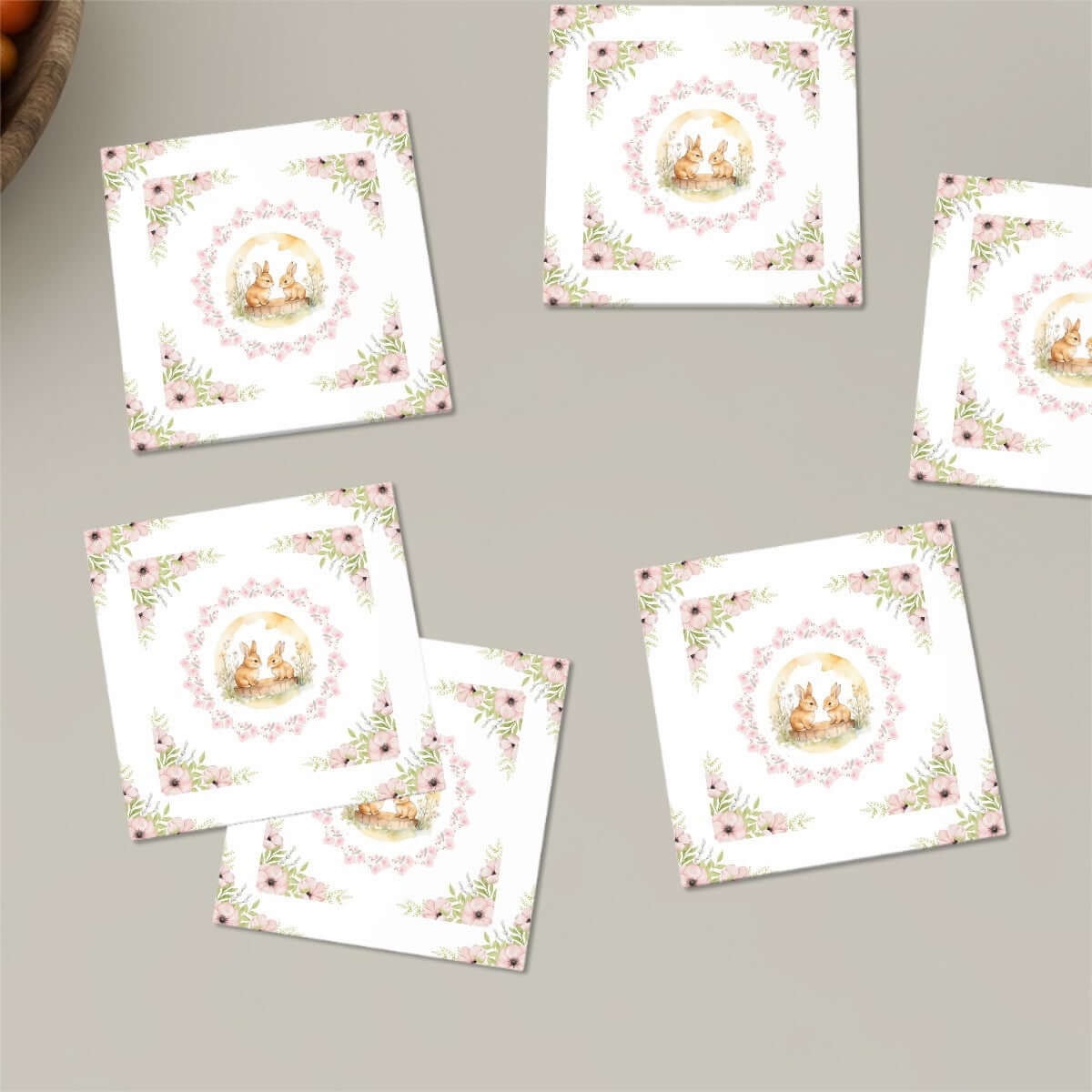 Quadratische Keramikuntersetzer, 6 Stück mit floralem Design, UV-Druck, umweltfreundlich und wasserabsorbierend auf einem Tisch.