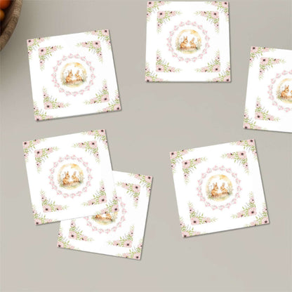 Quadratische Keramikuntersetzer, 6 Stück mit floralem Design, UV-Druck, umweltfreundlich und wasserabsorbierend auf einem Tisch.