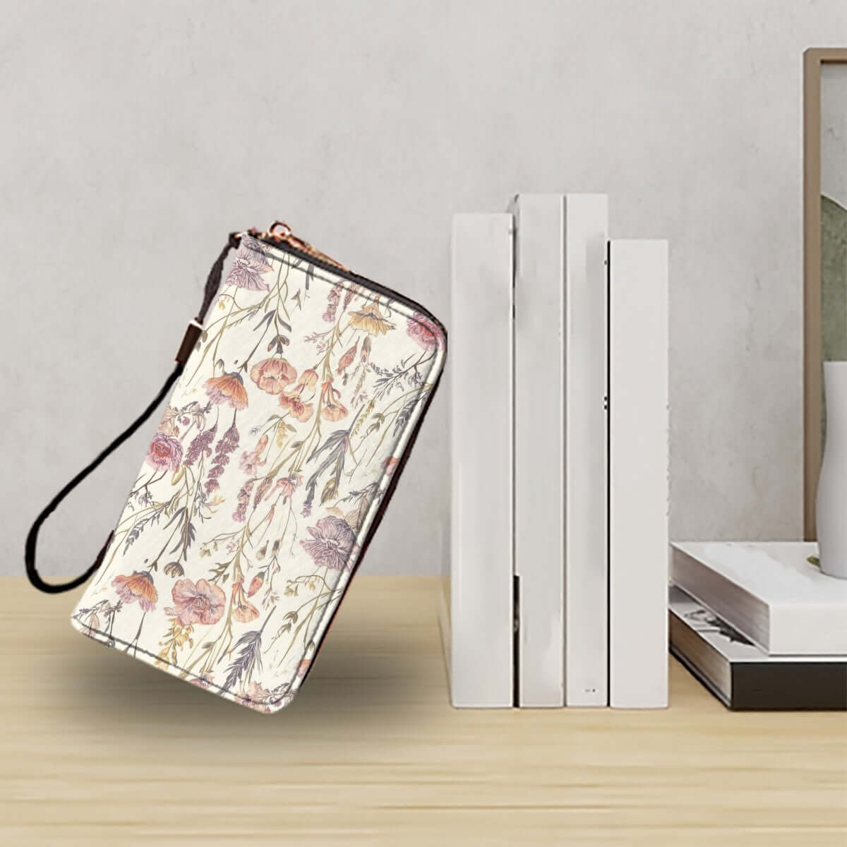 Clutch-Geldbörse für Damen mit Blumendruck, aus hochwertigem PU, großer Kapazität und mehreren Kartenschlitzen, auf Tisch gestellt.