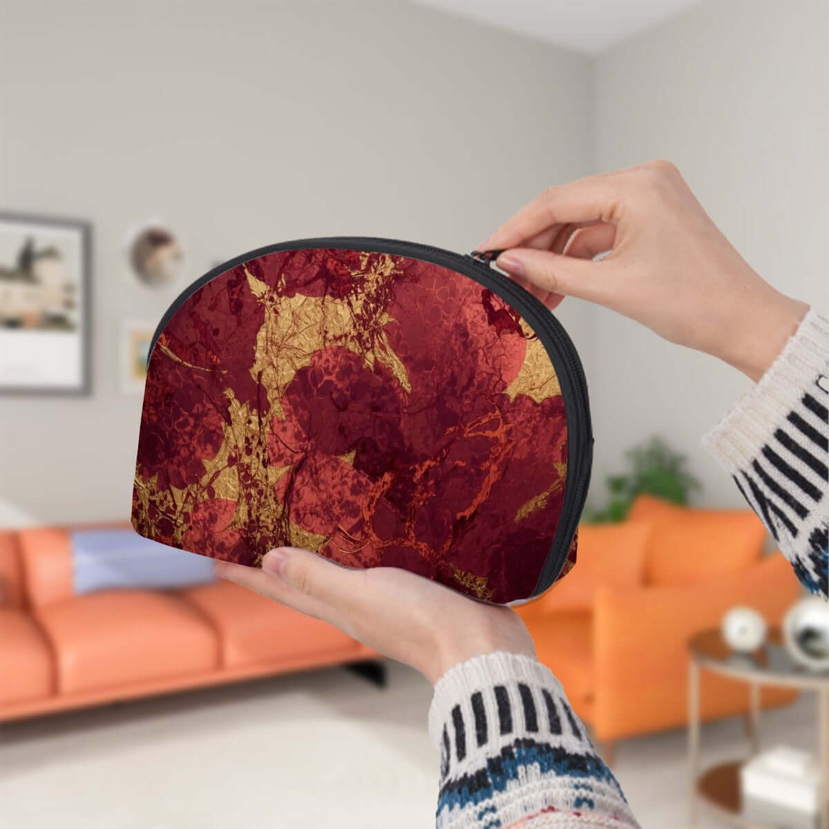 Person hält Aufbewahrungsbeutel-Set (2 Stück) mit sublimiertem Design in rotem Raum