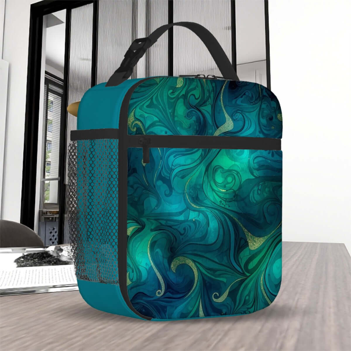 Lunchtasche mit ein schönes Design aus Oxford-Stoff, Polyester, auf einem Tisch, mit blau-grünem Muster.