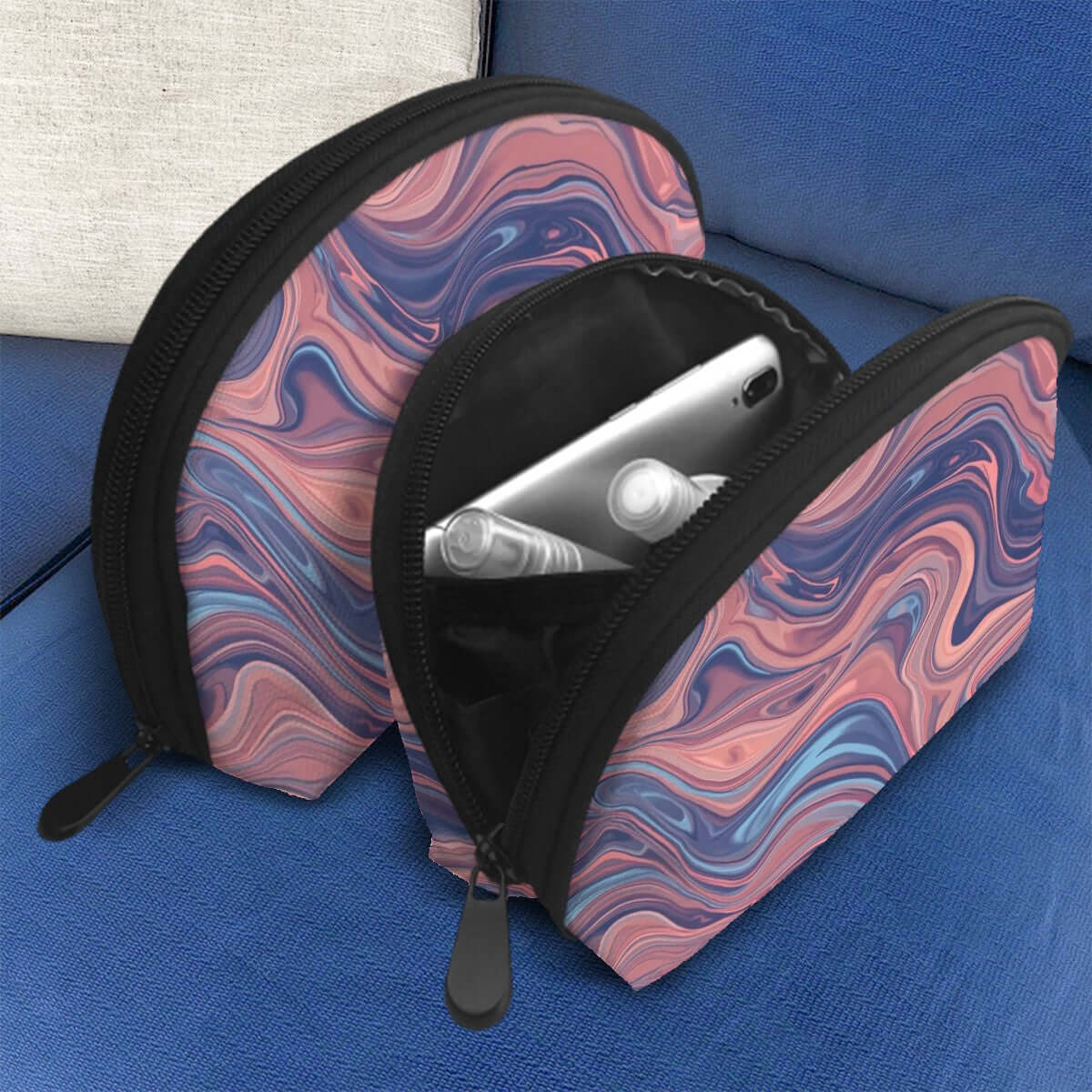 Aufbewahrungsbeutel-Set aus Polyester mit farbigem Wirbelmuster, zwei Größen für vielseitige Nutzung, mit weit öffnendem Reißverschluss.