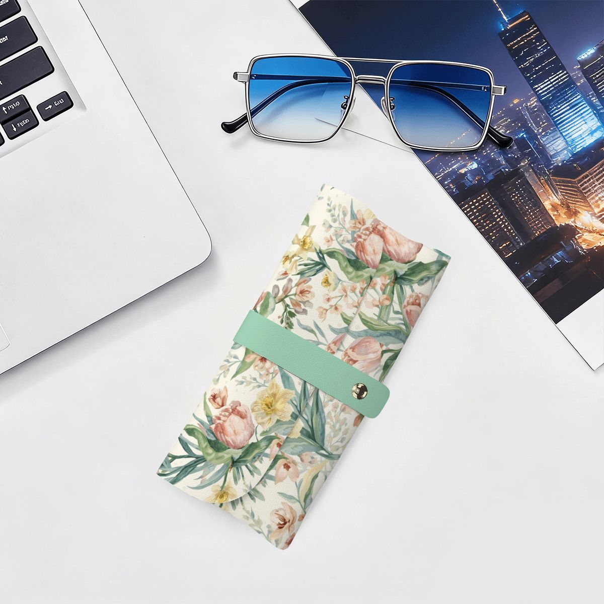 Brillenetui aus PU-Leder mit Blumenmuster neben Laptop und Brille, ideal zur Aufbewahrung und Schutz von Brillen.
