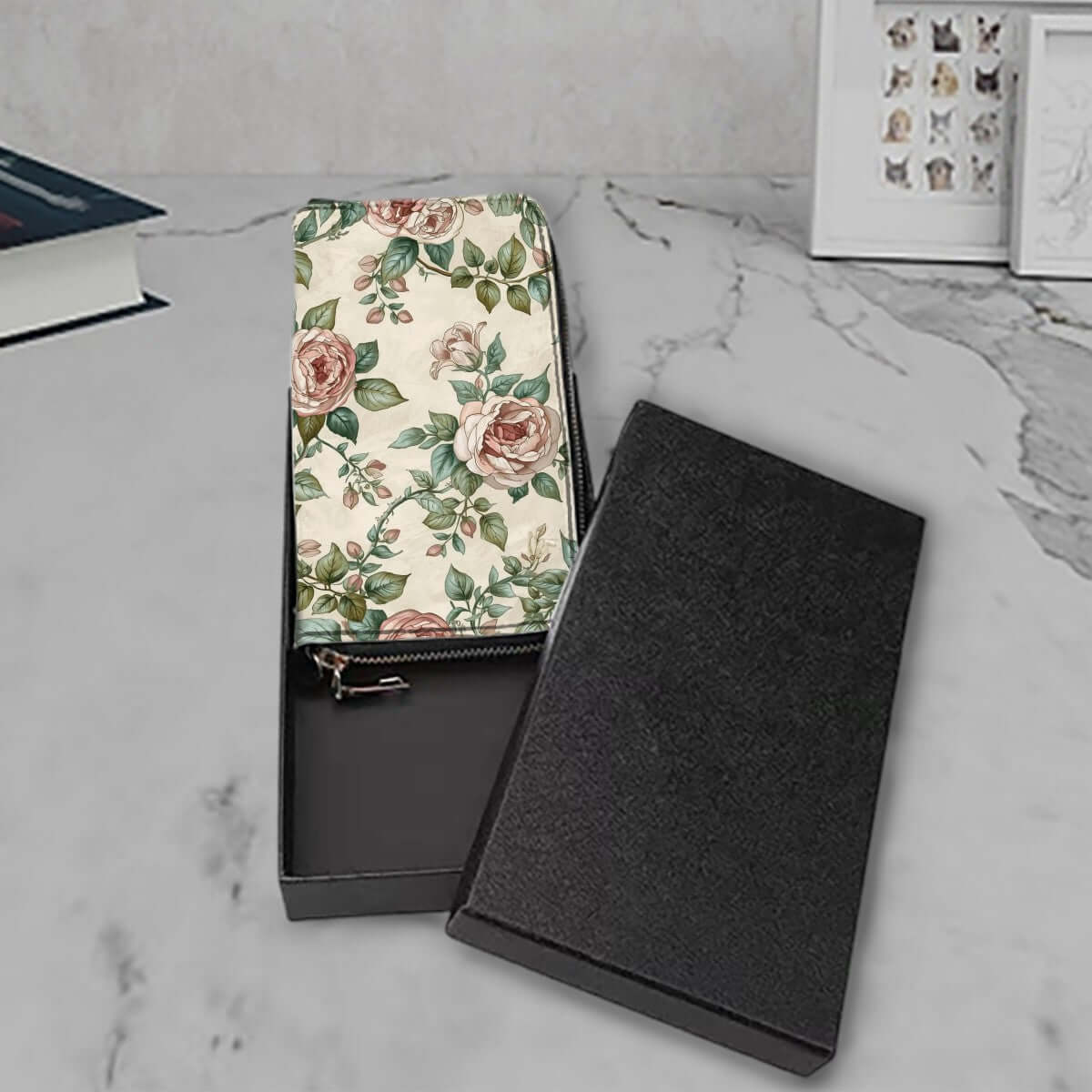 Clutch-Geldbörse für Damen - Stilvoll &amp; Praktisch, florales Design, in schwarzer Geschenkbox auf Marmortisch präsentiert.