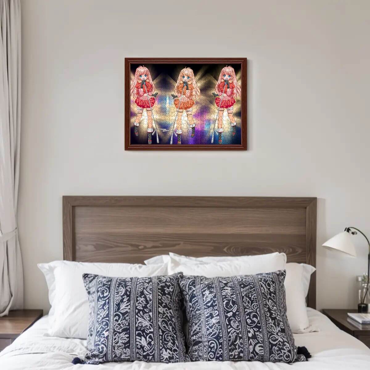 3-künstlerische Puppenbilder in hochwertigem Rahmen über einem Bett im Schlafzimmer.