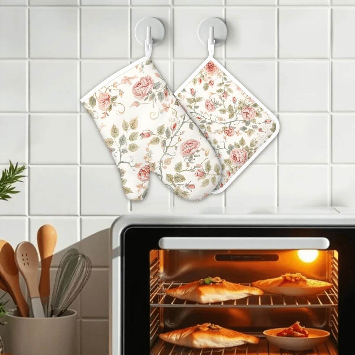 Silikon-Ofenhandschuhe und Topflappen-Sets (links) in floralem Design neben einem Ofen