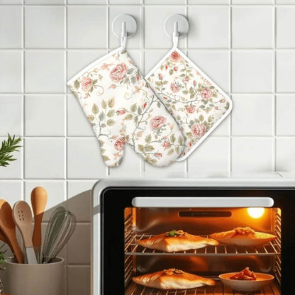 Silikon-Ofenhandschuhe und Topflappen-Sets (links) in floralem Design neben einem Ofen