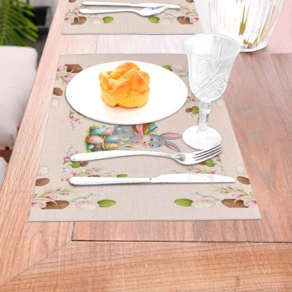 Tischset aus gewebtem PVC auf einem gedeckten Tisch mit Glas und Besteck, dekoratives Design, hitzebeständig und kratzfest.