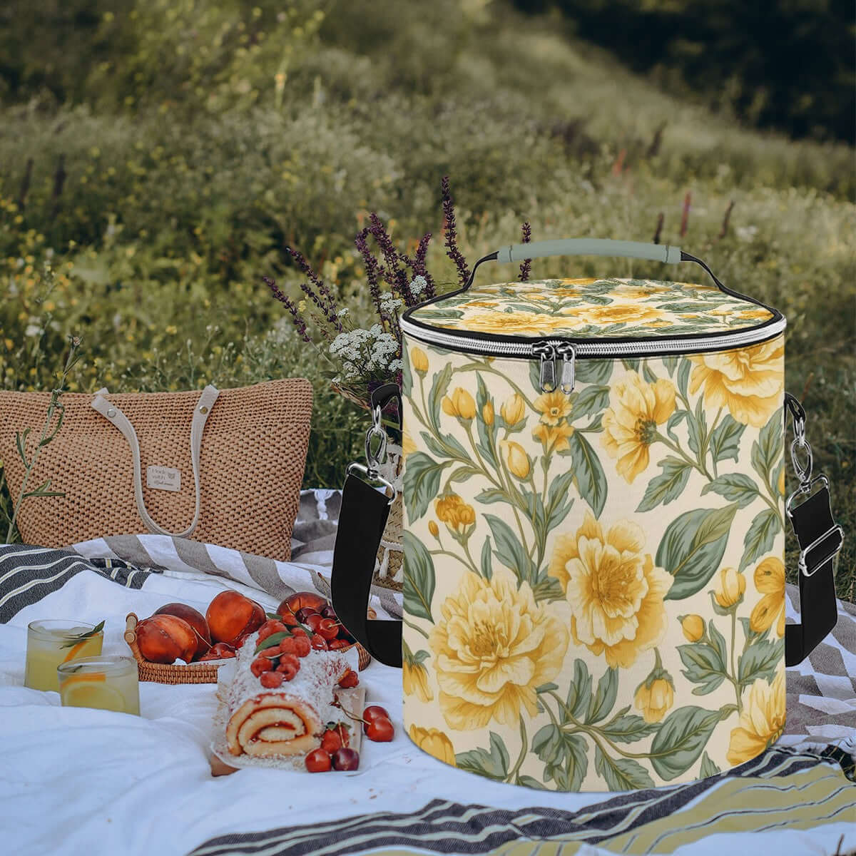 Camping‑Kühltasche in Blumenmuster auf Picknickdecke im Freien, hergestellt aus Polyester, perfekt für Camping-Ausflüge.