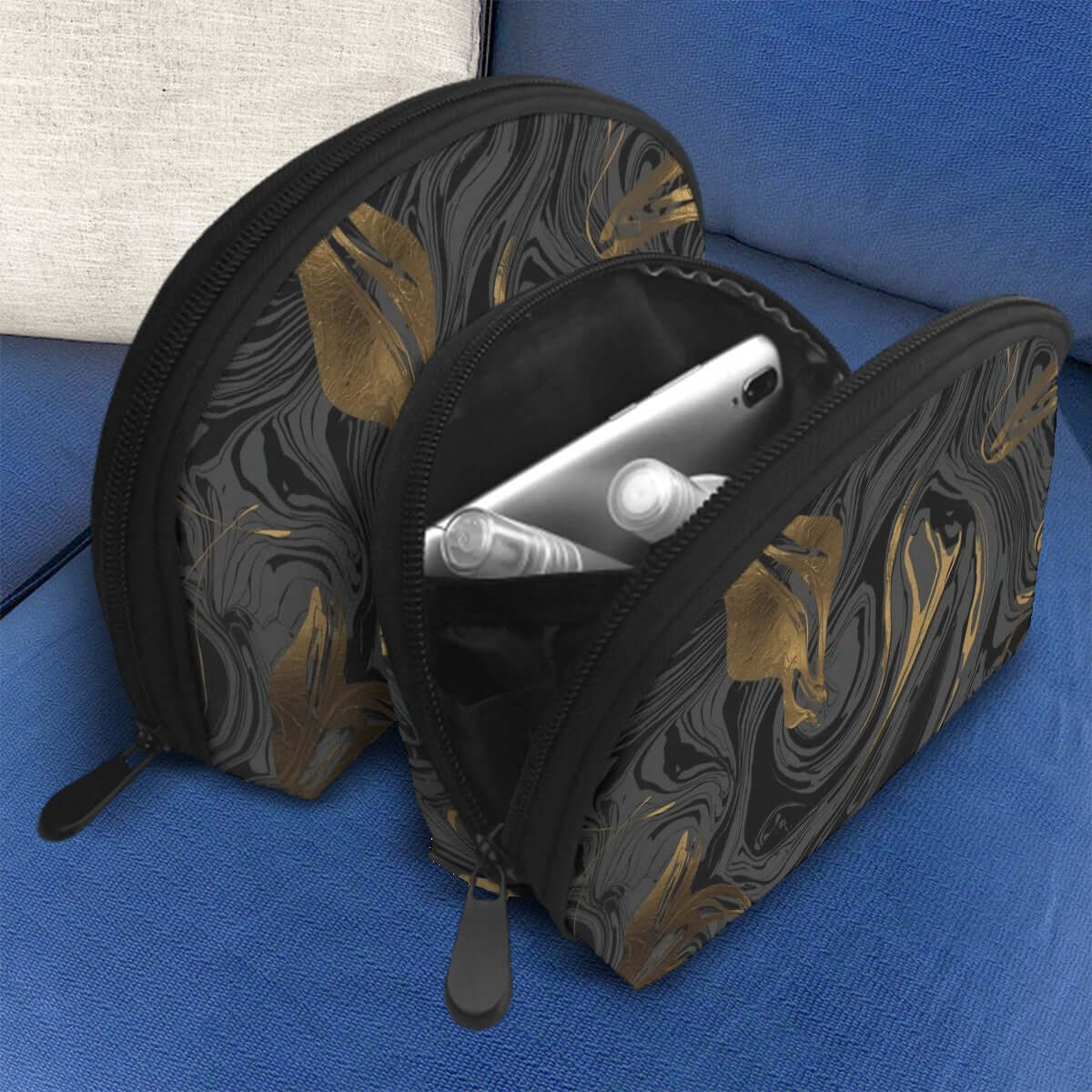 Aufbewahrungsbeutel-Set (2 Stück) in schwarz-goldenem Design aus Polyester, mit großer Kapazität und Sublimationsdruck auf blauem Sofa.