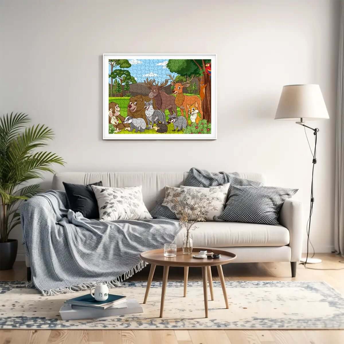 500-teiliges Holzpuzzle (horizontal) mit Tieren, eingerahmt über einem Sofa in einem modernen Wohnzimmer.