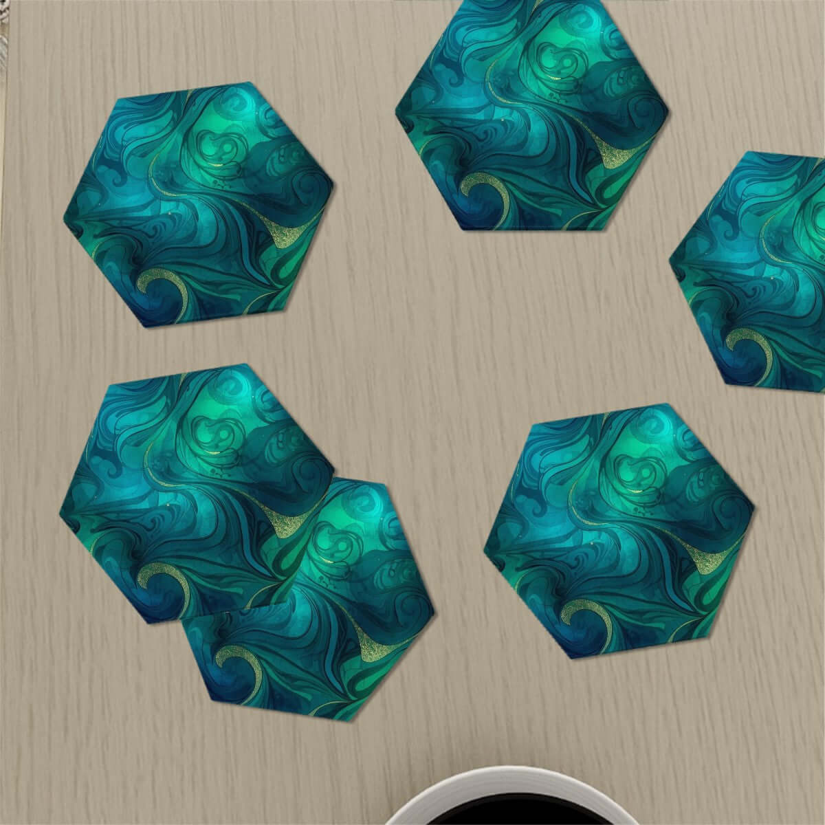 Sechseckige Keramikuntersetzer, 6er-Set mit blauen Mustern auf einem Tisch
